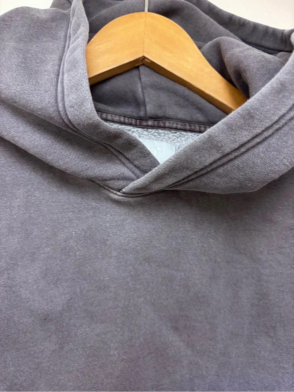 Aritzia TNA Cozy Fleece Perfect Shrunken Cropped Pullover Hoodie Charcoal Gray